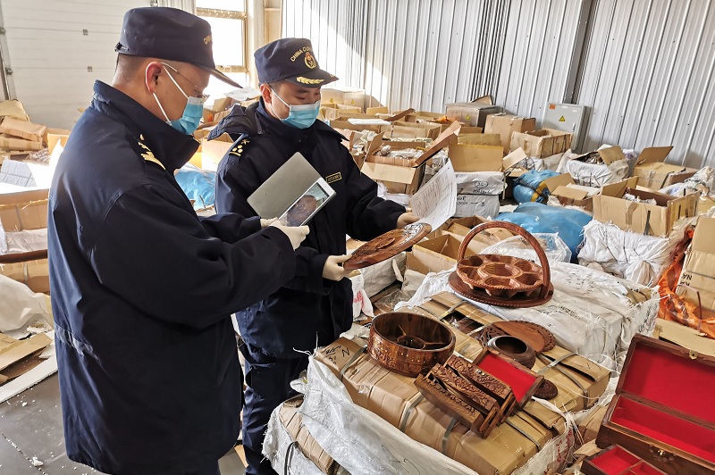 關(guān)員對黃檀木制品進行查驗 黃檀木制品進行查驗